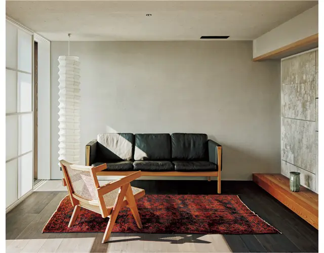 敷地内の土を採取して製作したコミッションワークを配した「土 do」の部屋。大きな窓からは、散居村に沈む夕日を眺められる　