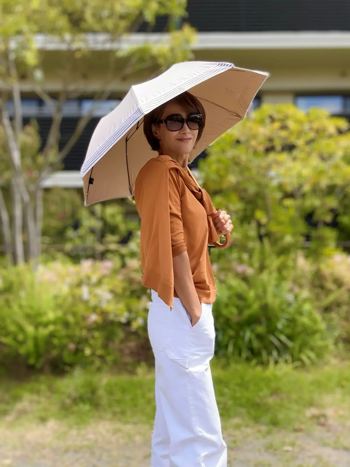 エクラ 華組 山崎明子さん愛用の日傘のポイントは縁にあしらわれたボーダーのグラフィカル模様