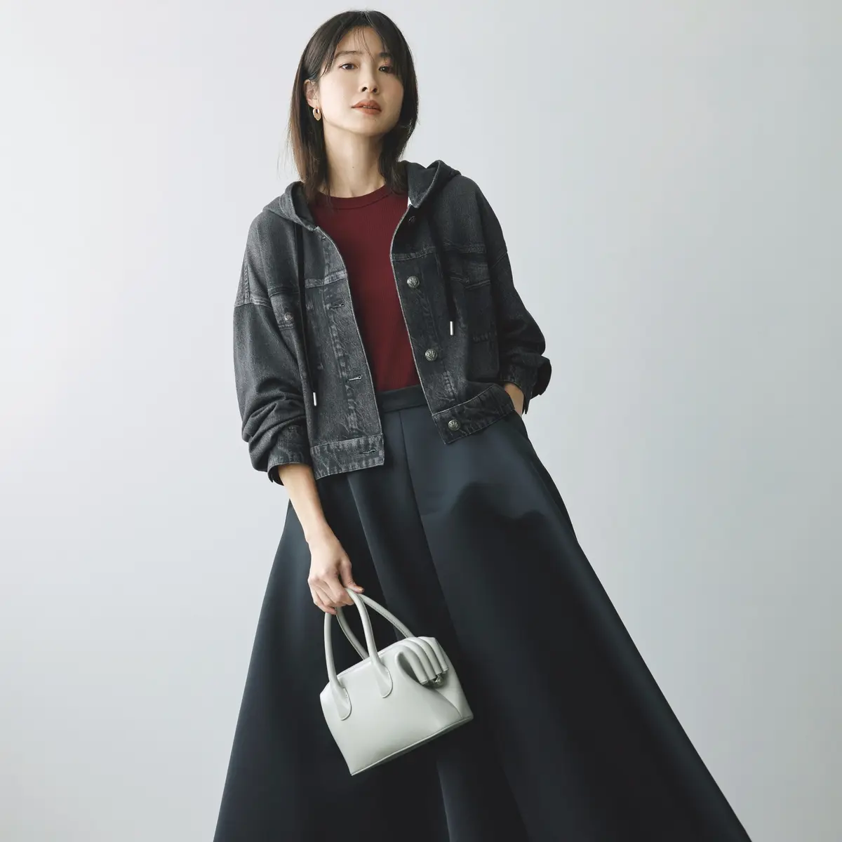 ブラックのデニムプリントジャケットにボルドーのトップス、黒フレアースカートを合わせたコーディネート　モデル・絵美里