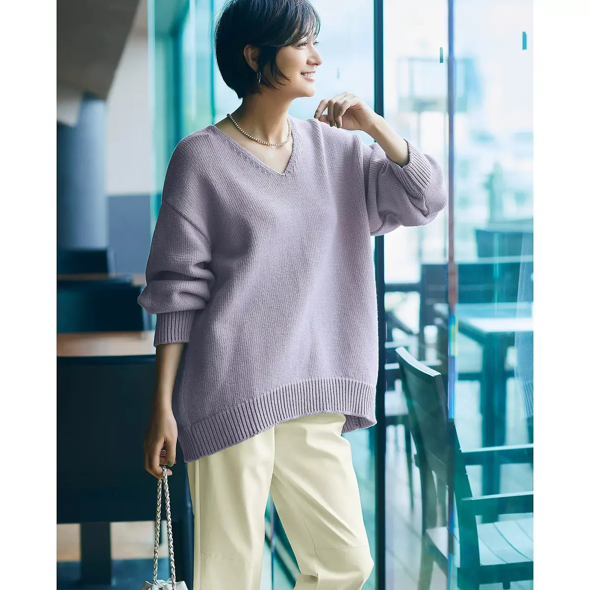 E by éclat ざっくりVネックニット、フェイクレザージョガーパンツ