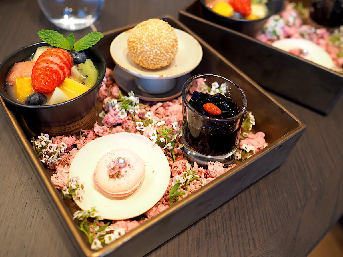 35年杏仁豆腐、香港名物亀ゼリー、桜のマカロン、揚げ胡麻団子。