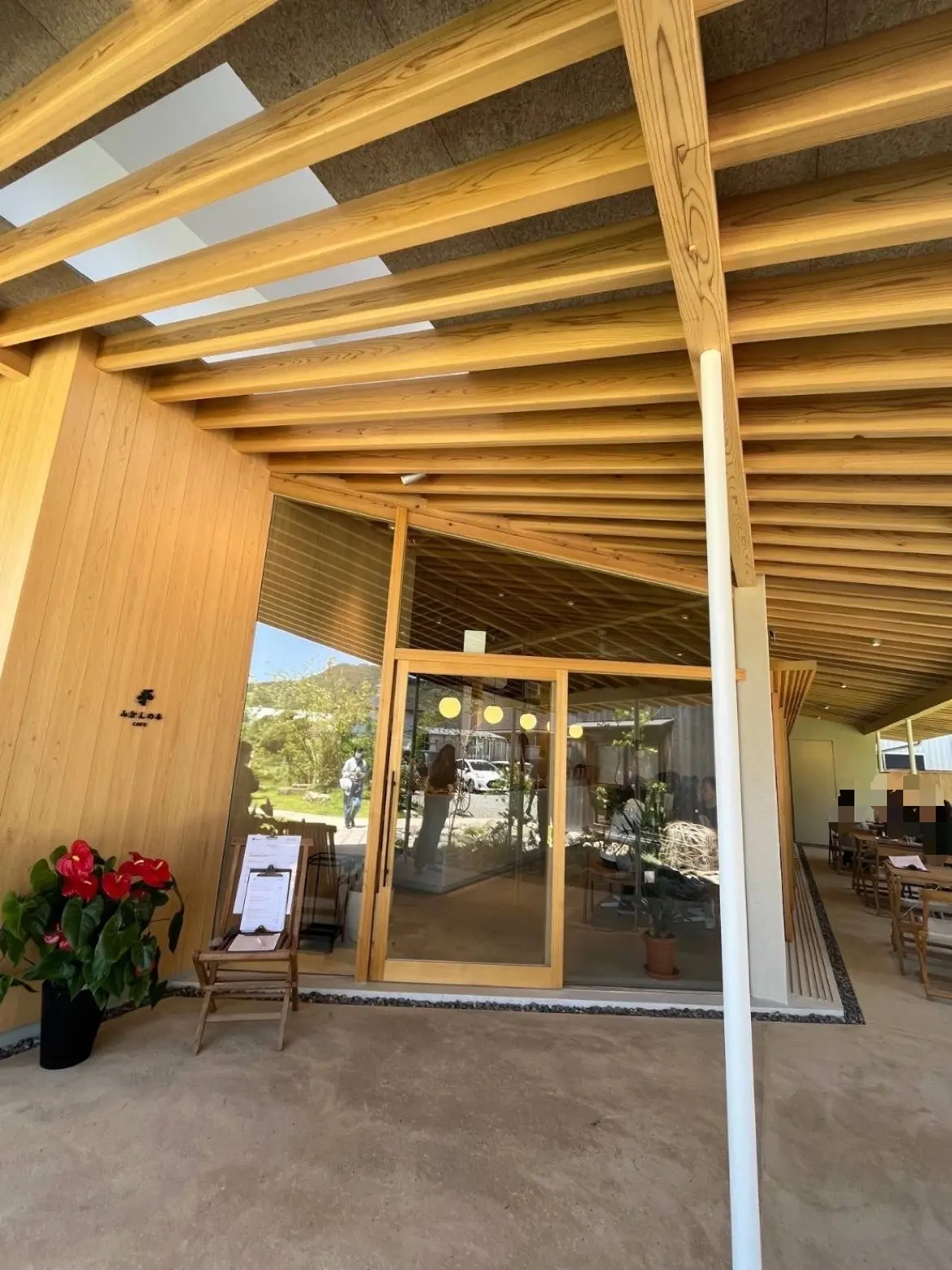 ウッディーで、オシャレなカフェ