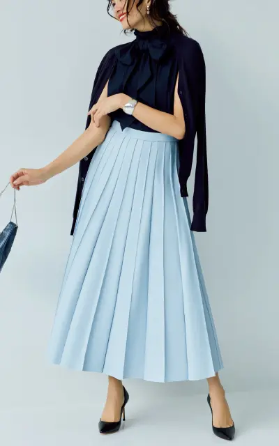 レザーの強さを、ほんのり甘めな着こなしで印象的に