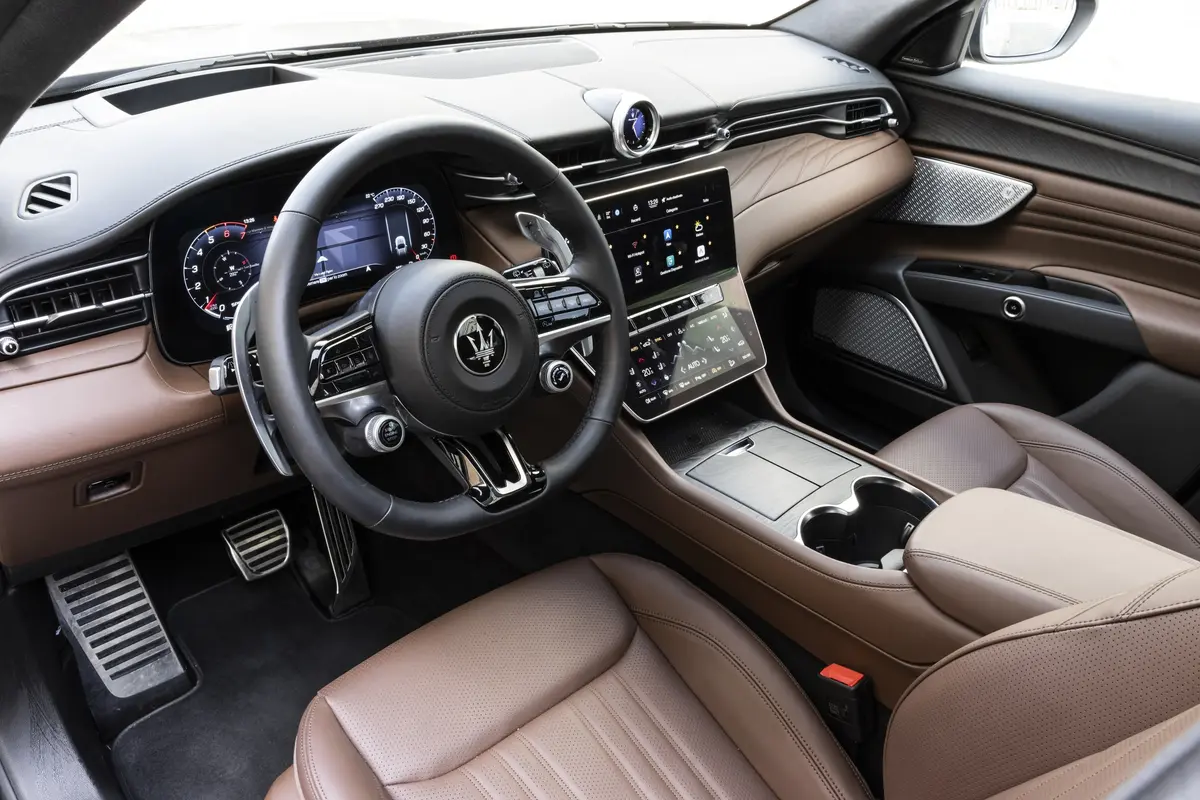 優雅でクラシカルなインテリアですが、セントラルディスプレイでナビやメディア、ドライブモード、アプリといった先進機能が操作可能。