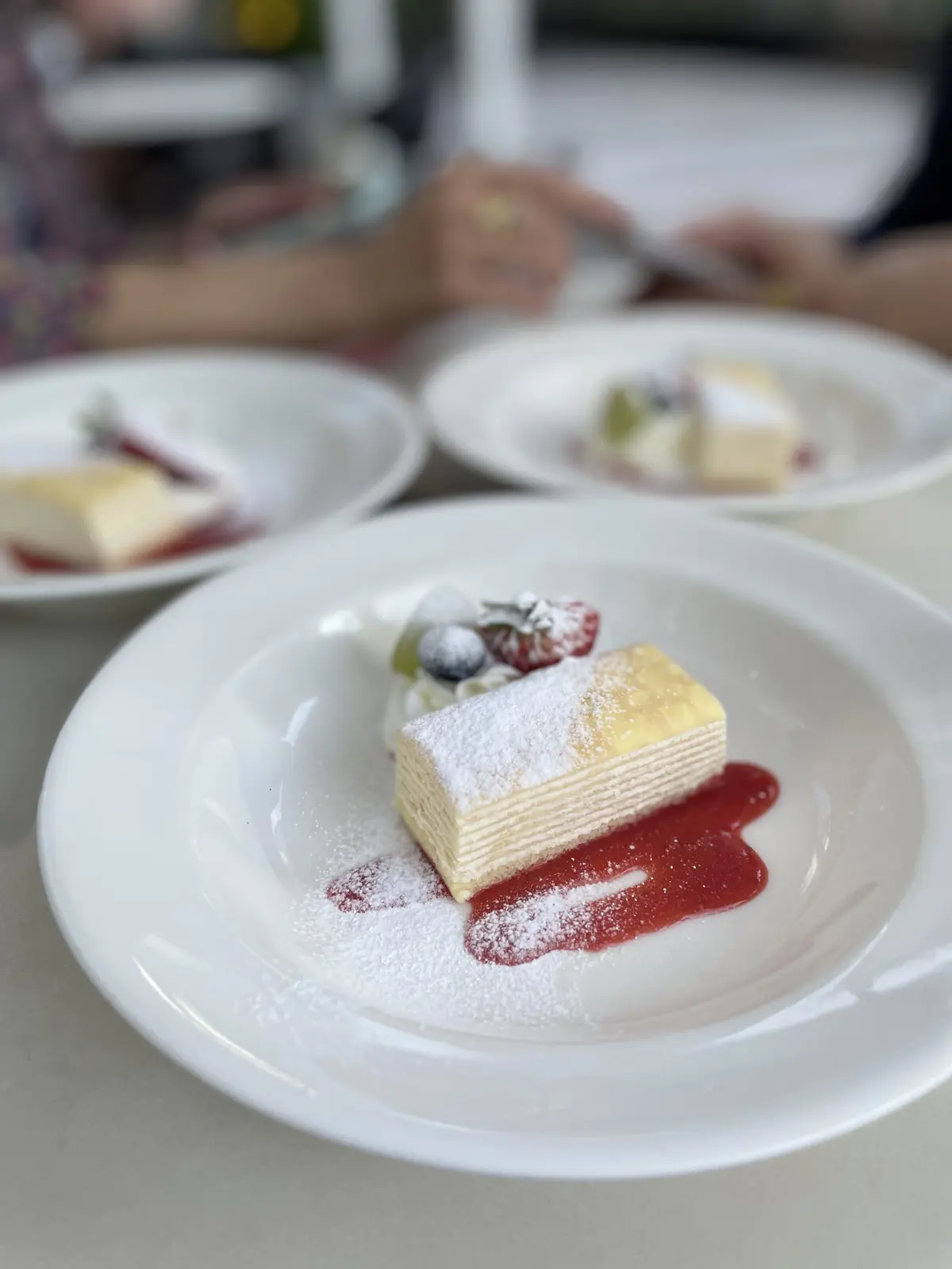 ビストロ、カジュアルフレンチ、シャンパンビストロ、orange、orangé 、オランジェ、スイーツ、ケーキ、ベリー、ブルーベリー、マスカット、イチゴ、ベリーソース、ミルフィーユクレープ、東京ミッドタウン、六本木