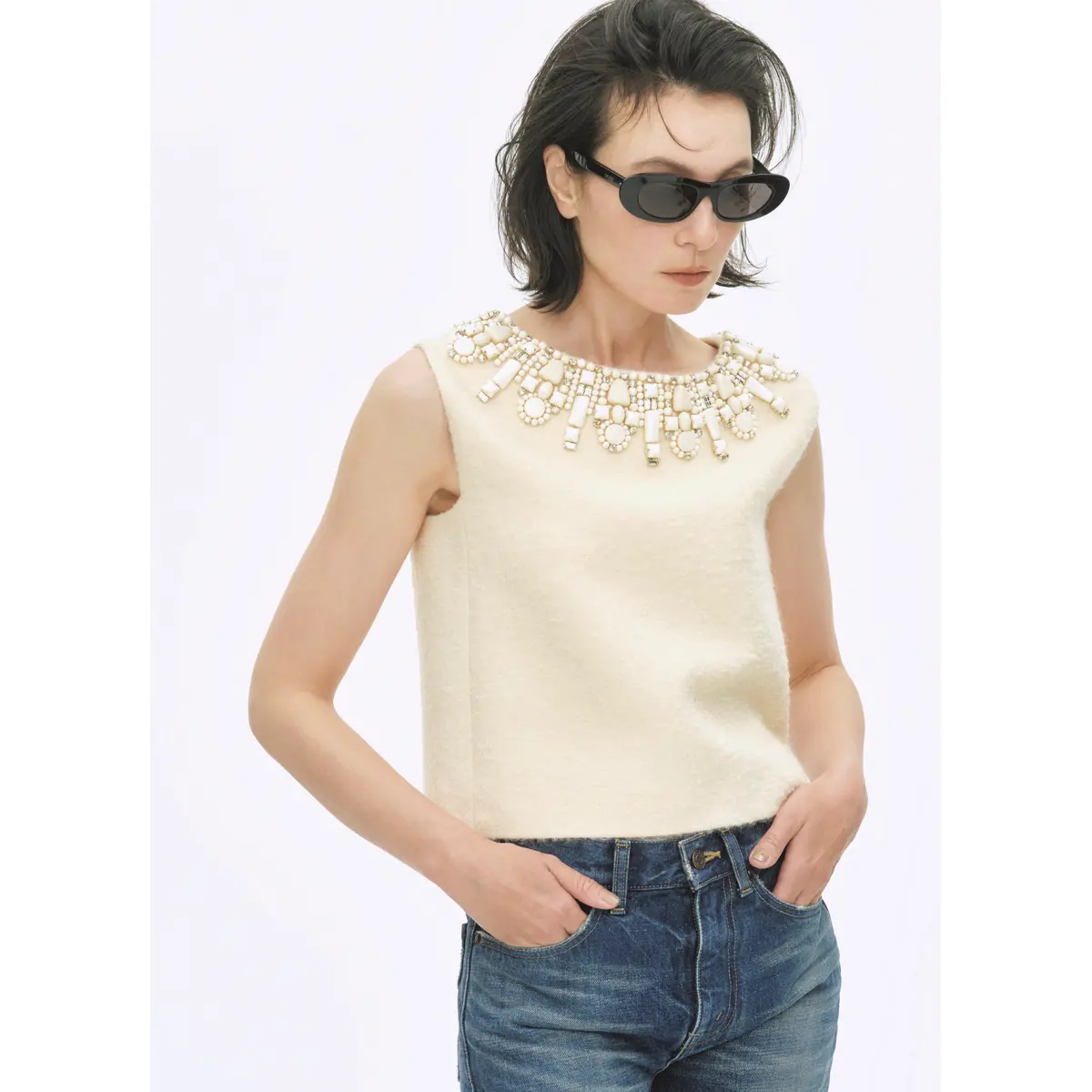 ビジューつきクリーム色ノースリーブトップスにブルーデニムを合わせたコーディネート　モデル・田沢美亜