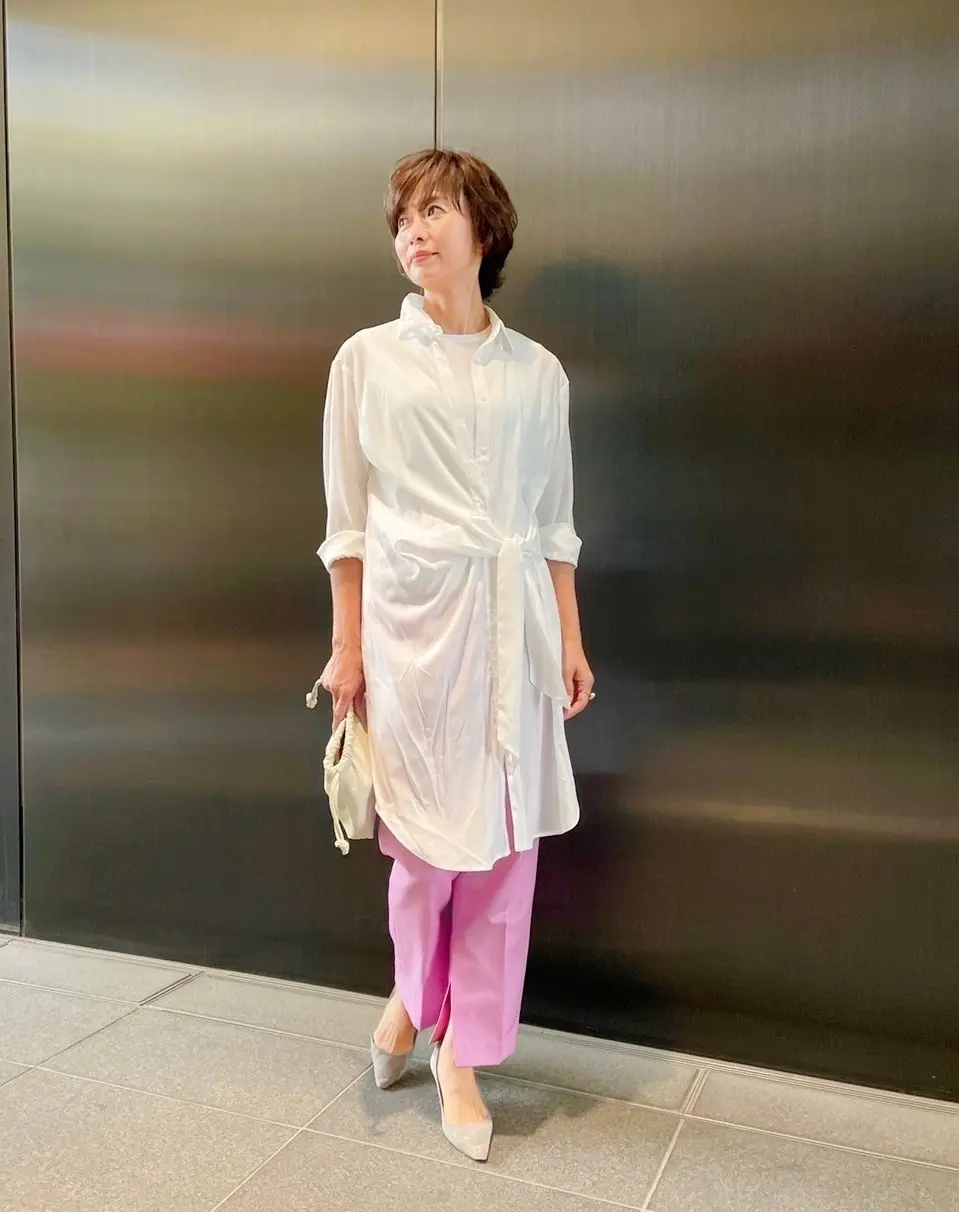 つやトロシャツ×カラーパンツの画像_2