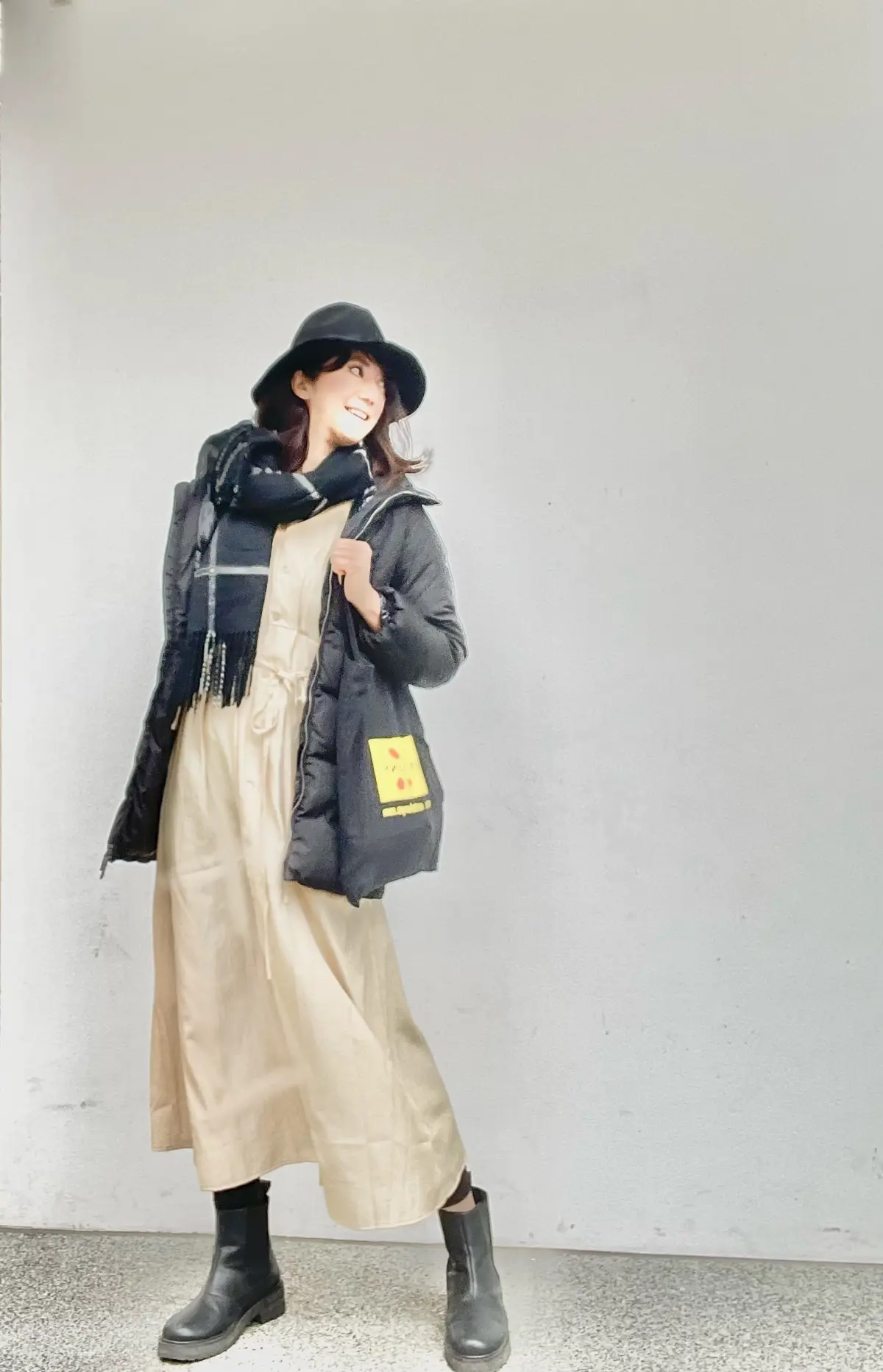 春のベージュワンピースの画像_6