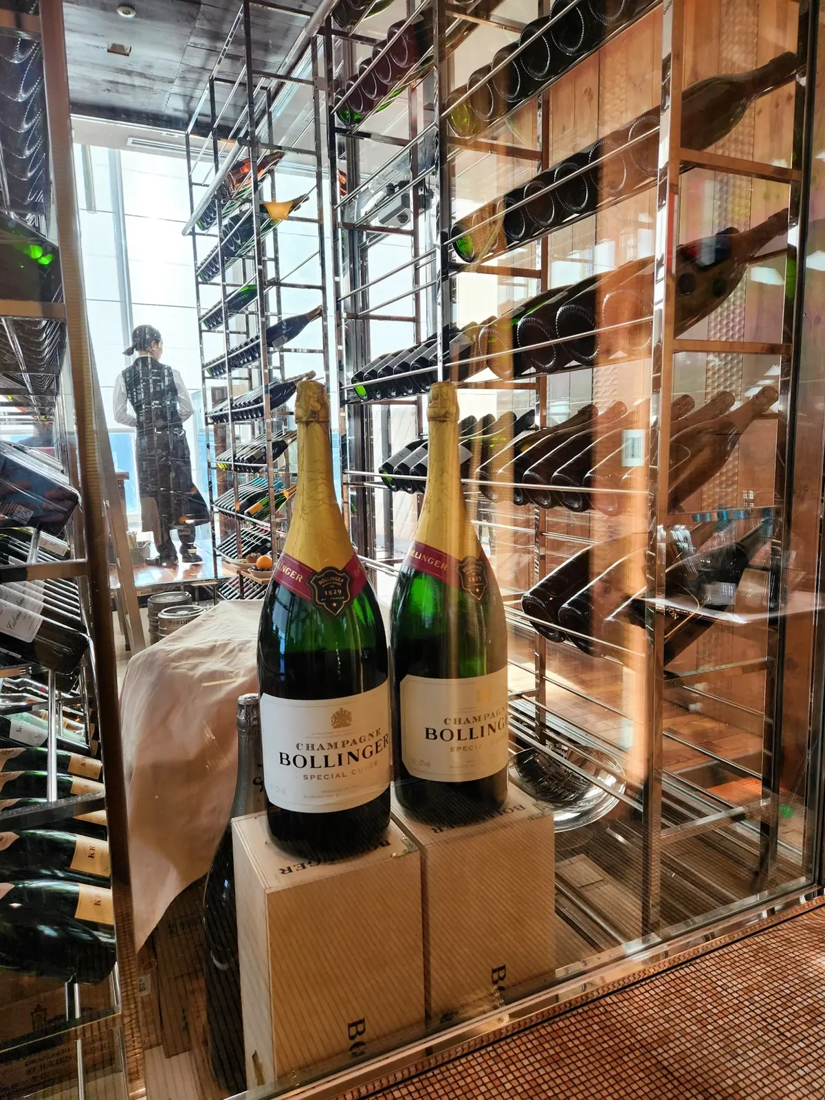 下の階にある店内のワインセラー