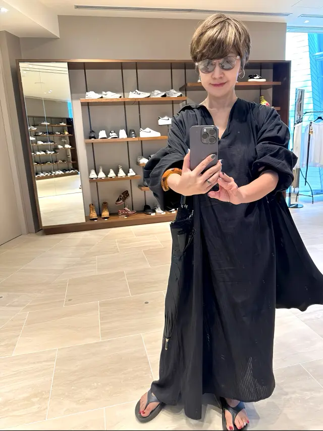 日傘をさして紫外線対策、ブラックコーデでの画像_6