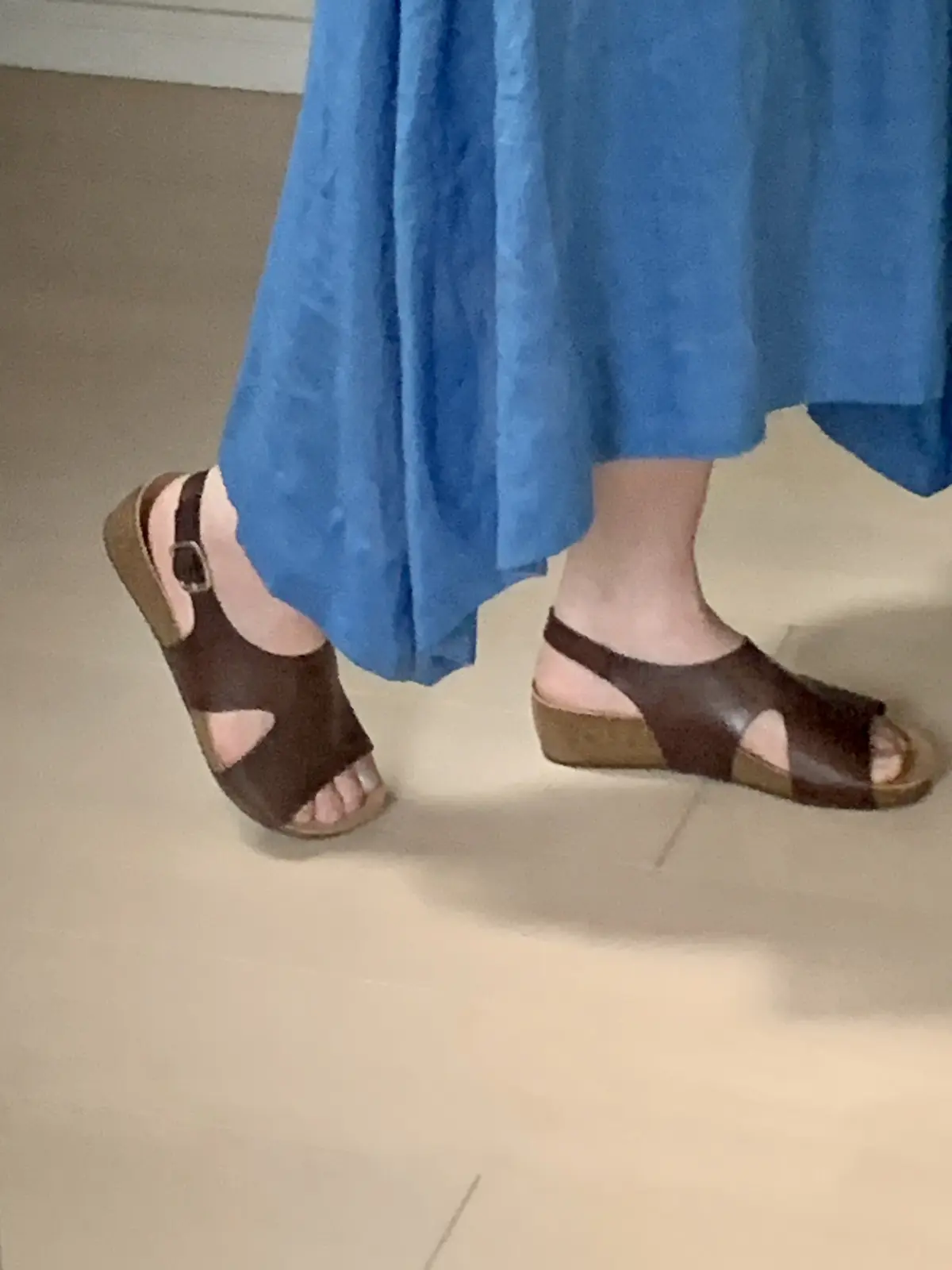 レザーサンダル　履きやすい