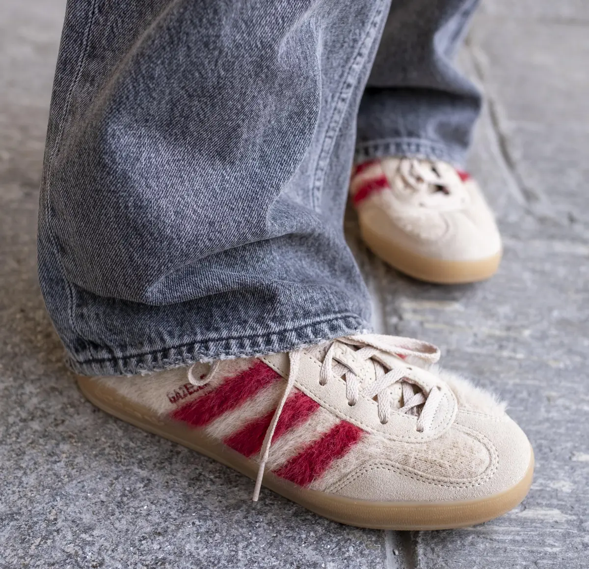 ファッションスナップ　スニーカー　アディダス