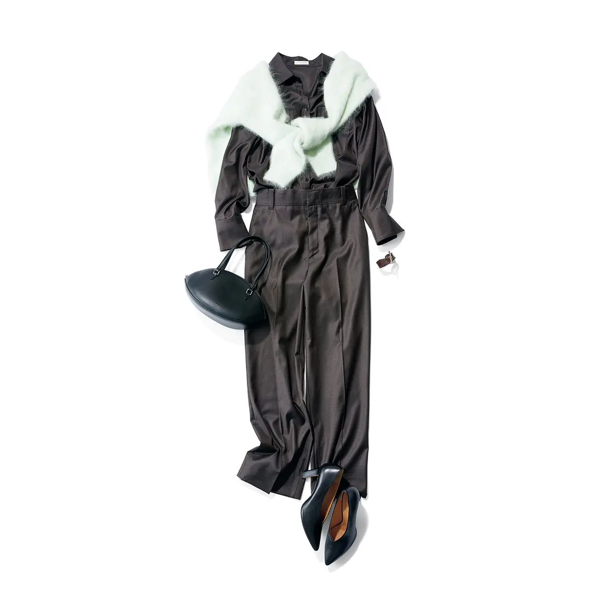 ダークブラウンのシャツとパンツのワントーンコーデにミントグリーンニットを肩がけしたスタイル