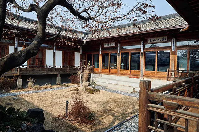 築100年の家屋を改装。