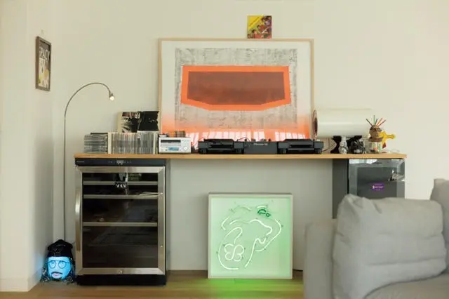 リビングの一角には夫のDJコーナーがあり、来客時には音楽をかけて盛り上がる。上は小畑多丘氏のシルクスクリーン
