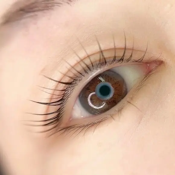 右目　アラッシュ　地毛