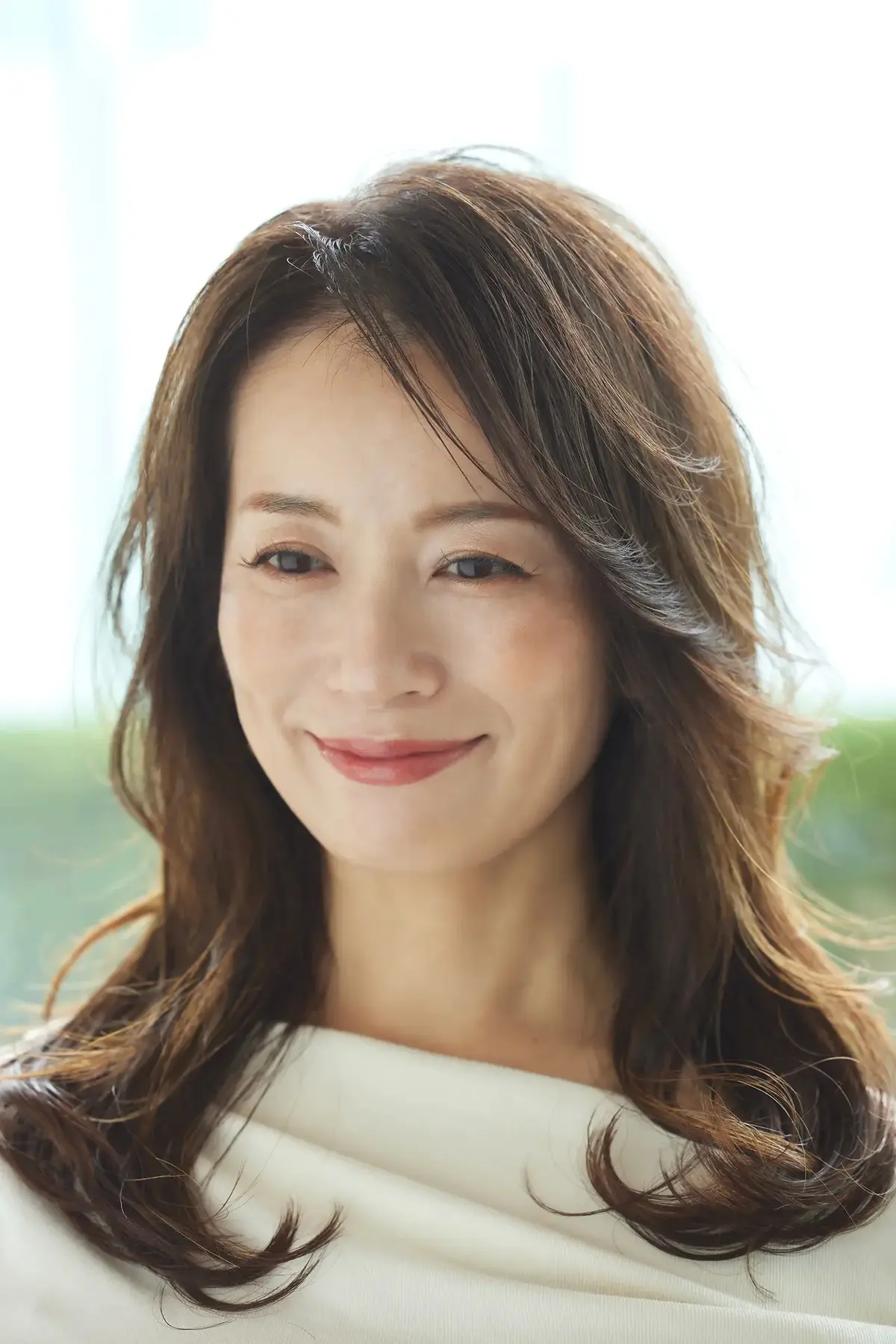 “縦”を意識したセミロングでトップのボリューム不足を解決！【50代髪型・ヘアスタイル】