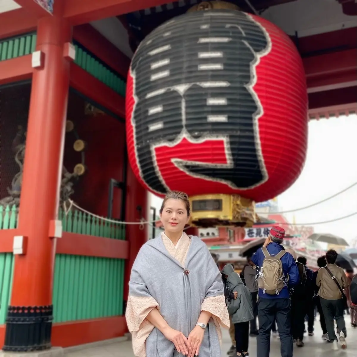 浅草の雷門前に立つ着物姿の女性