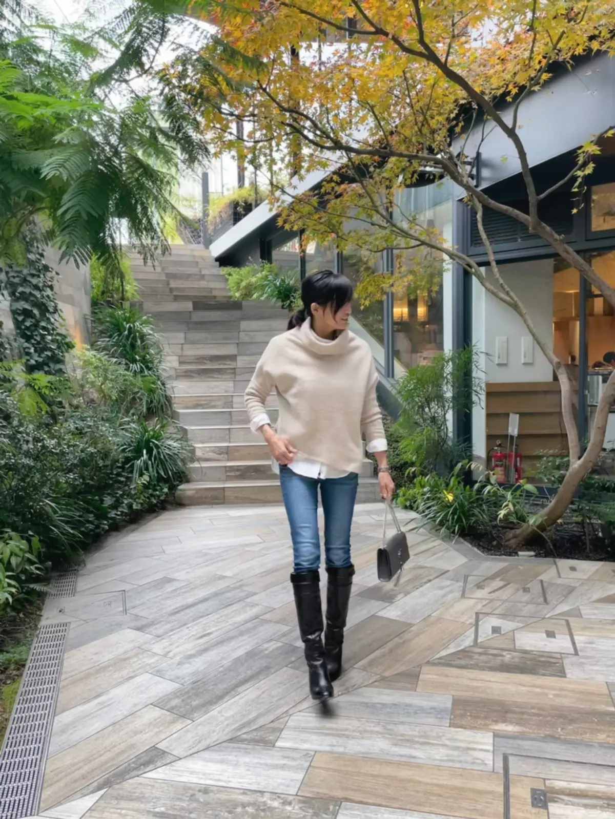 おしゃれブロガーコーデ　黒ロングブーツ×黒バッグ