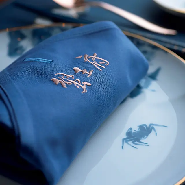 インテリアからテーブルウエアまで、 ブルーがトーンカラーに