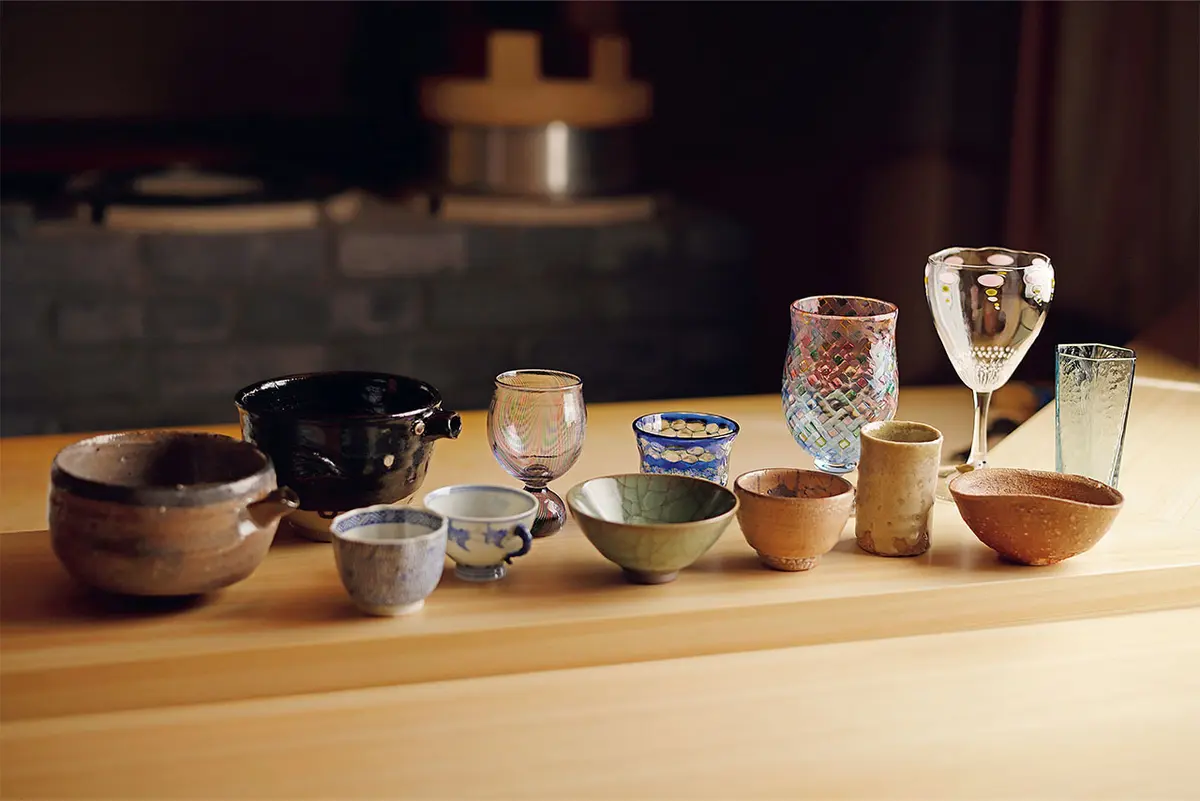 女将の美紀さんの出 身地である沖縄の酒器などもそろい、お酒選びにとても力を 入れている