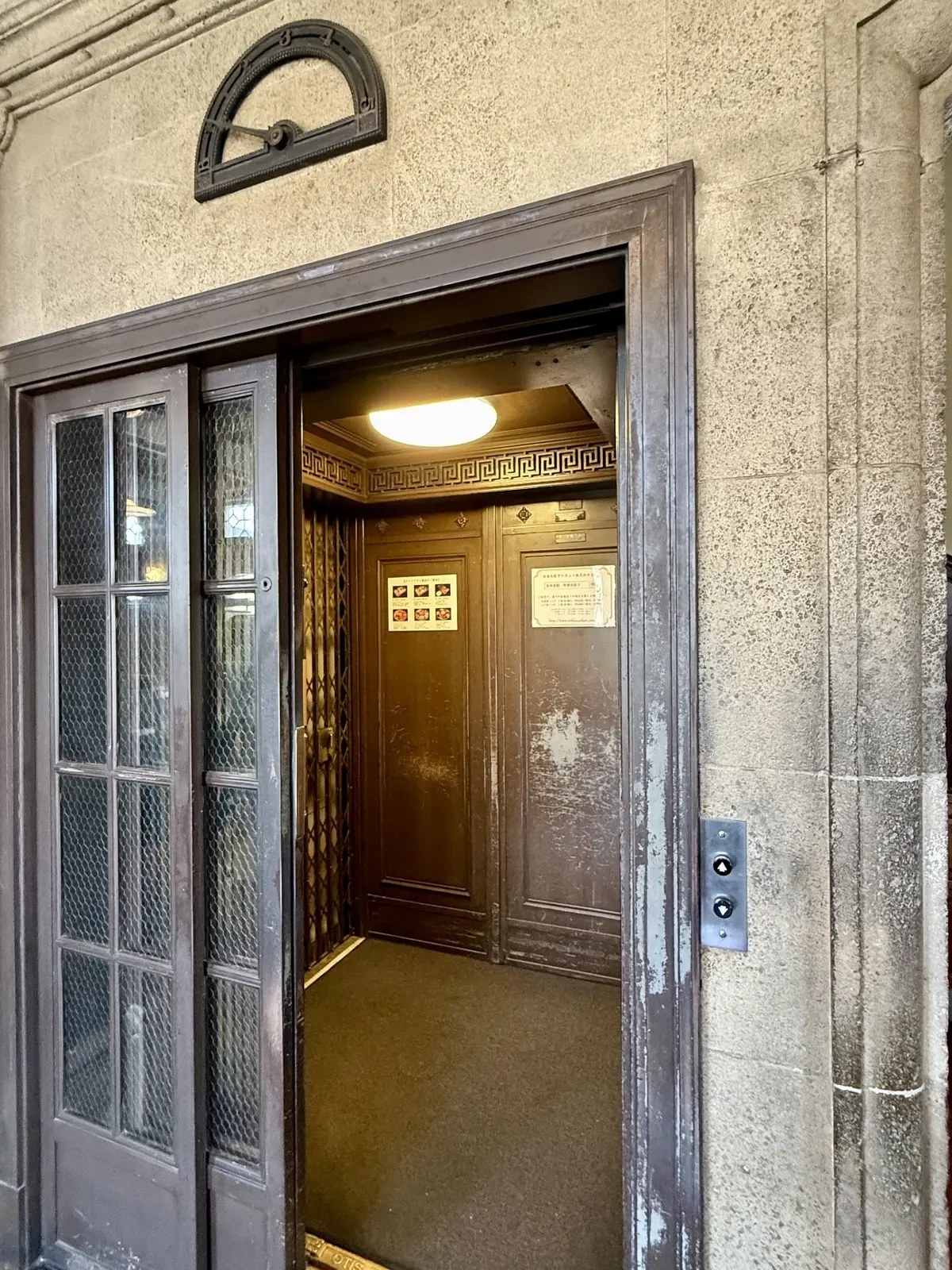 京都　中華料理　東華菜館　ヴォーリズ建築　京都最古　エレベーター