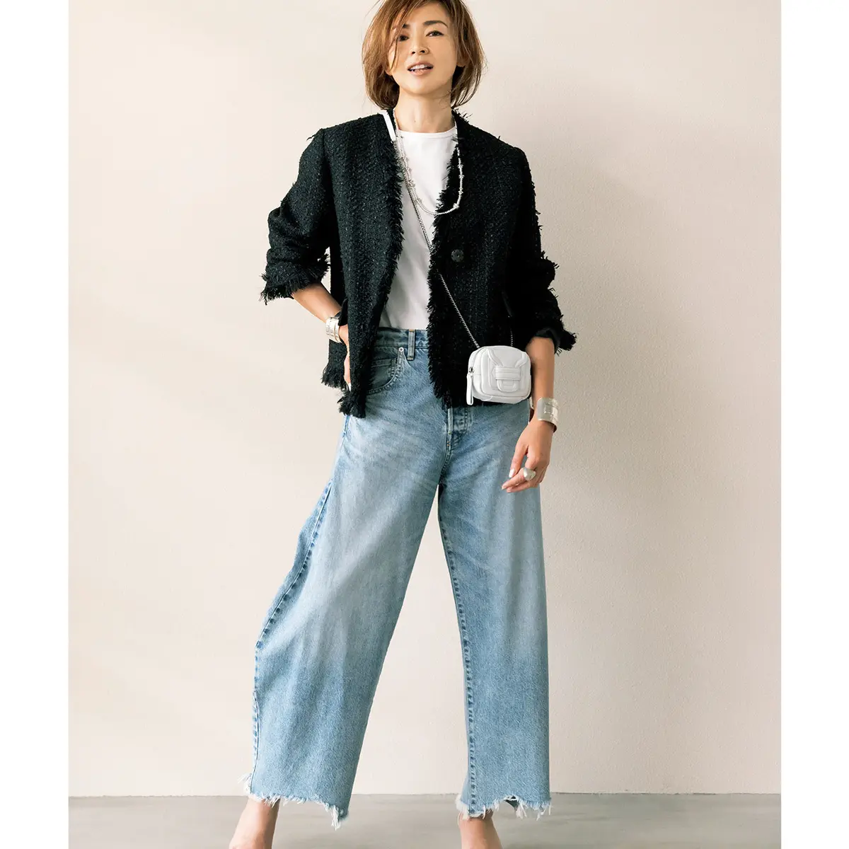 ツイードジャケットとデニムパンツのコーデ　モデル・SHIHO