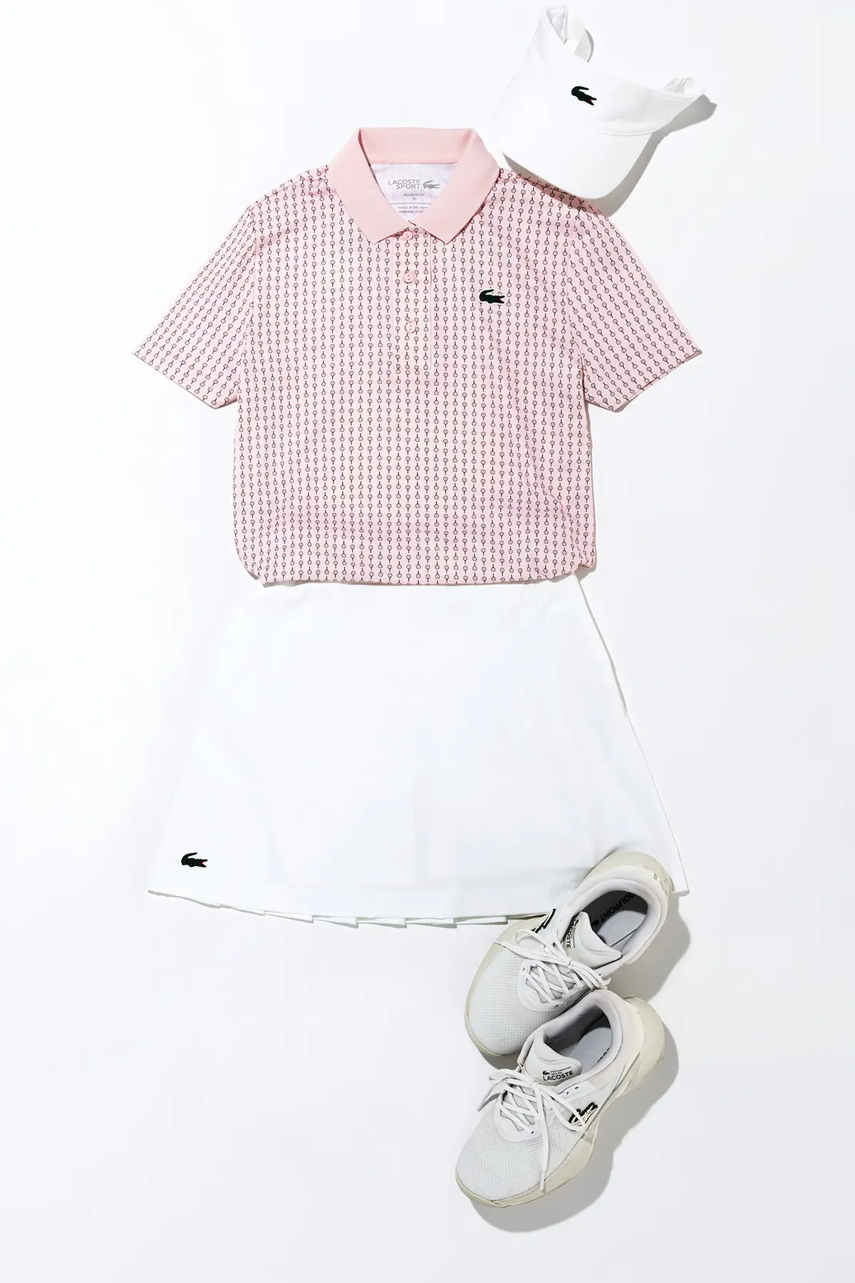 ウルトラドライポロシャツ¥17,600・ウルトラドライゴルフスカート¥15,400・鹿の子地ゴルフサンバイザー¥6,600・靴¥22,000