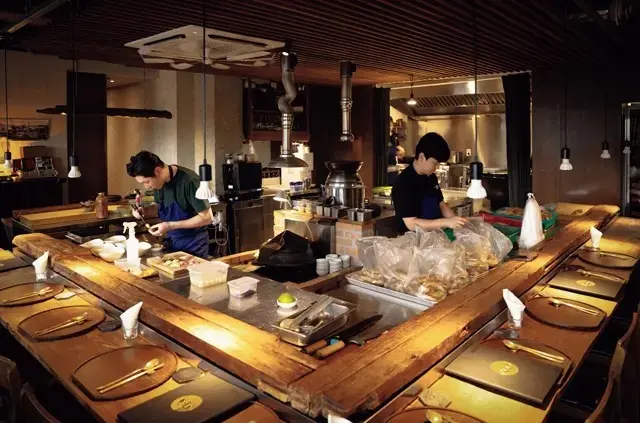 チェ・ジヒョンシェフ（左）はNetflix『白と黒のスプーン』に出場し一躍有名に