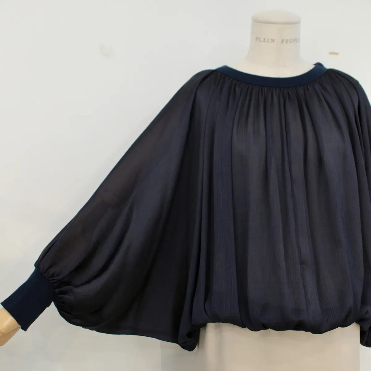 PLAIN PEOPLE ネイビーシフォンブラウス　袖のシルエット