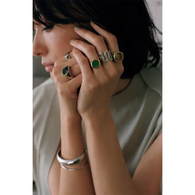 コンテンポラリーなカラーストーンを集めた、意志ある手もと