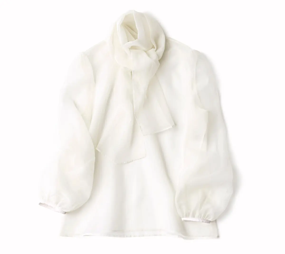 シアー素材の投入で 軽やかなエレガンスを表現　白ブラウスを旬のシアー素材に切り替えると、オケージョン の装いもぐっとフレッシュに。ワイド幅のボウタイも華やか。ブラウス（キャミソールつき） ￥46,200／フィルム（コルコバード）