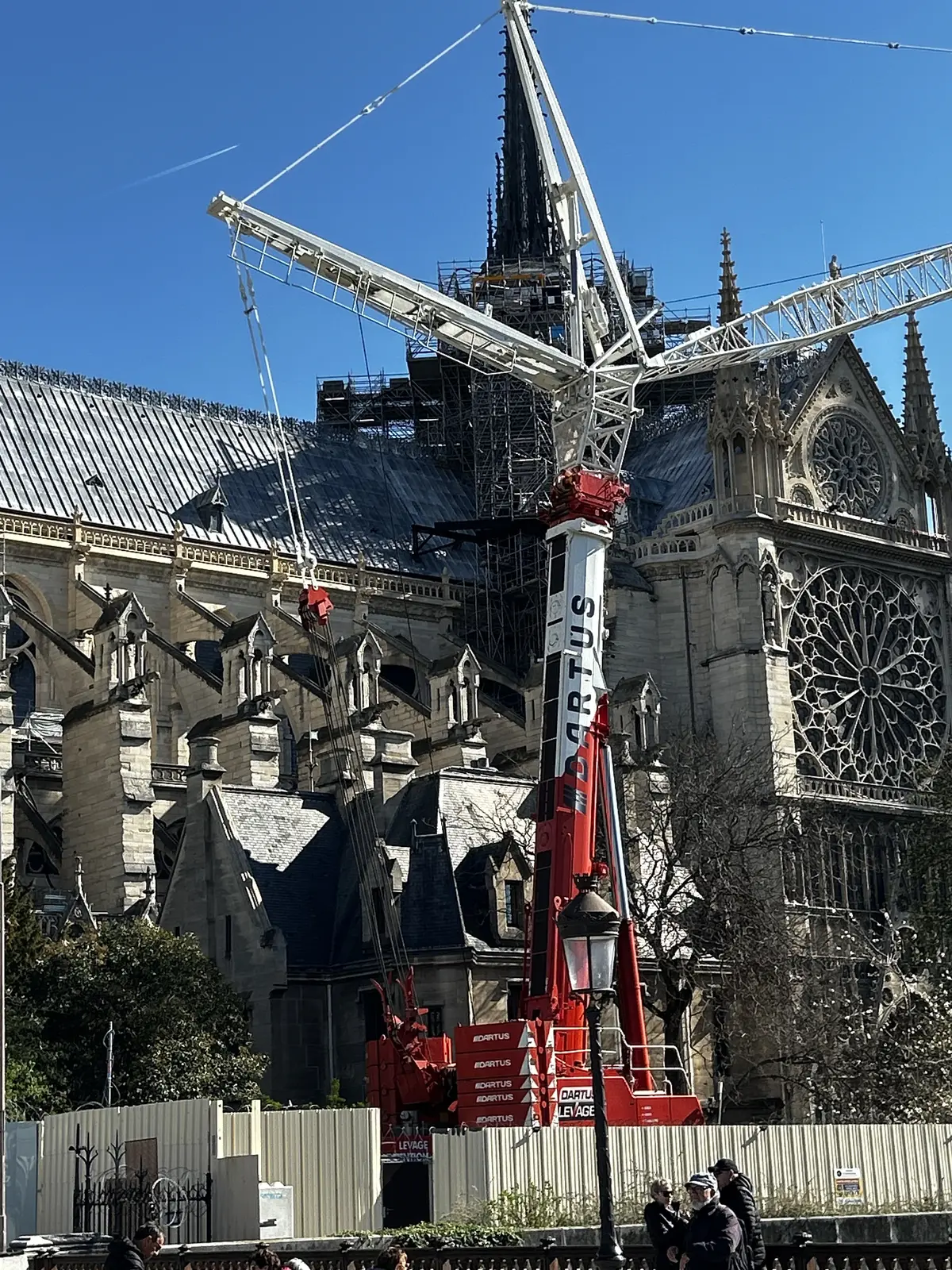 パリ　ノートルダム大聖堂　　火災　 再開　Notre-Dame de Paris
