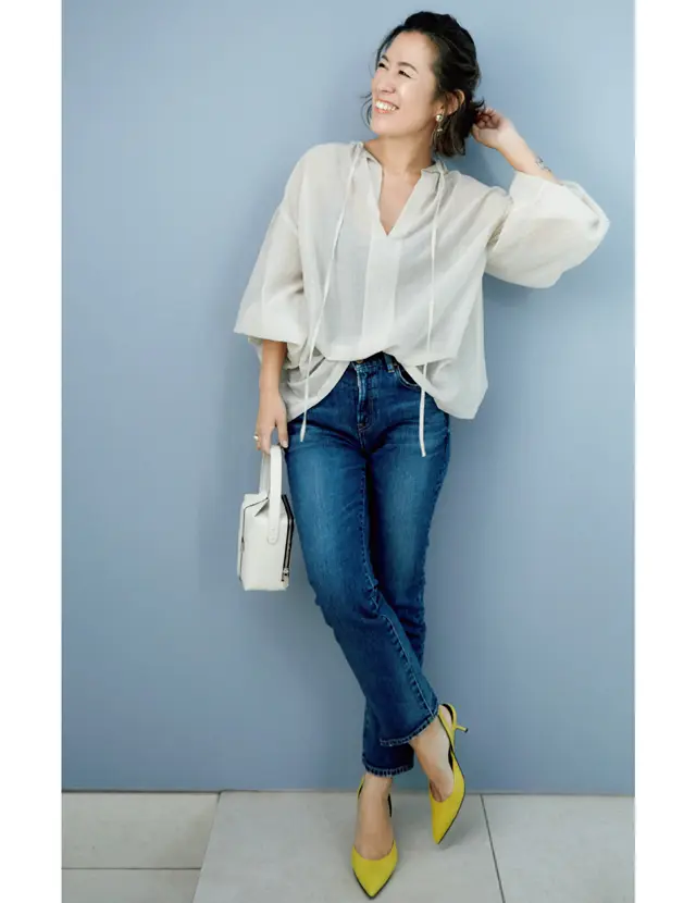 フェミニントップス×デニムコーデの大草直子さん