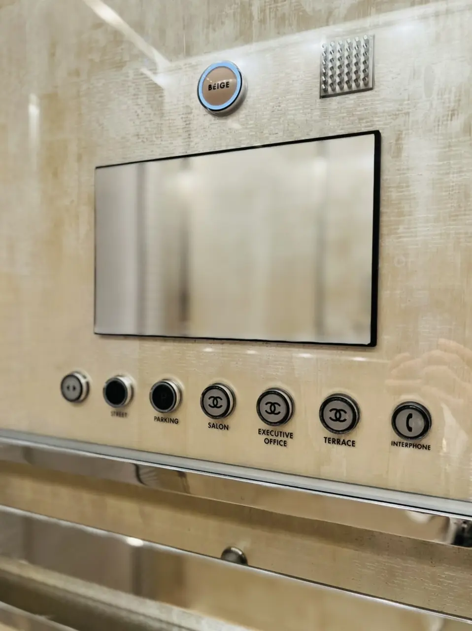 エレベーター内