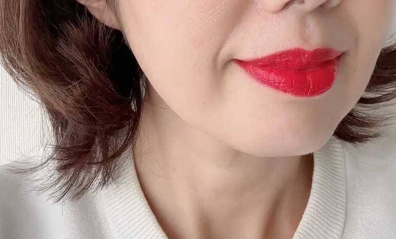 CHANEL　口紅  トランテアン ル ルージュ   5 を塗った唇