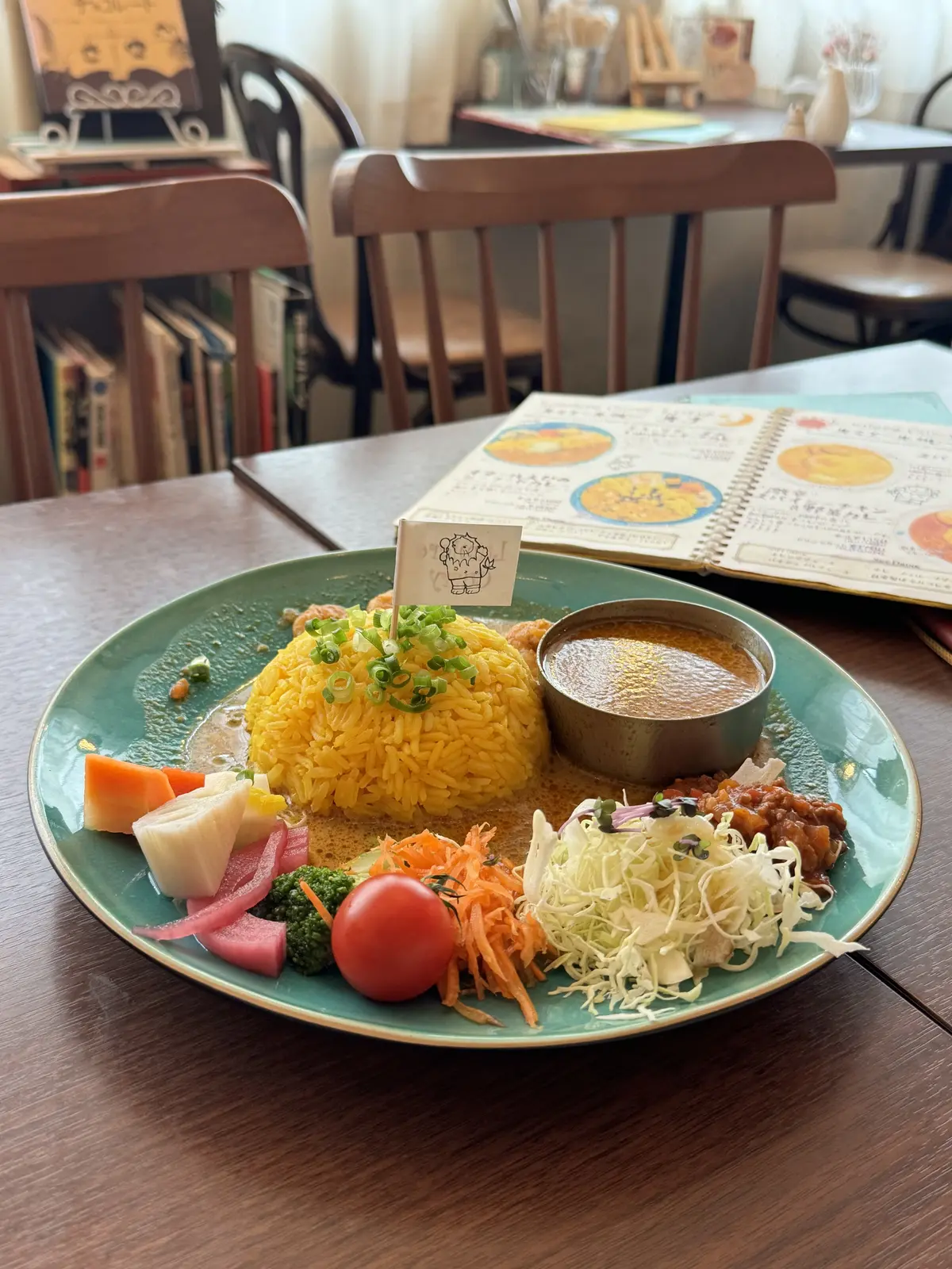 パッチワークソファー、cafe Lumiere、カフェ ルミエール、店内、カントリーテイスト、店内、可愛い店内、美味しい、可愛い、ランチ、大人のお子様ランチ、カレー、ワンプレート、カフェランチ、ワンプレートランチ、カフェご飯、カフェカレー、シーフードカレー、サラダ、トマト、ピクルス