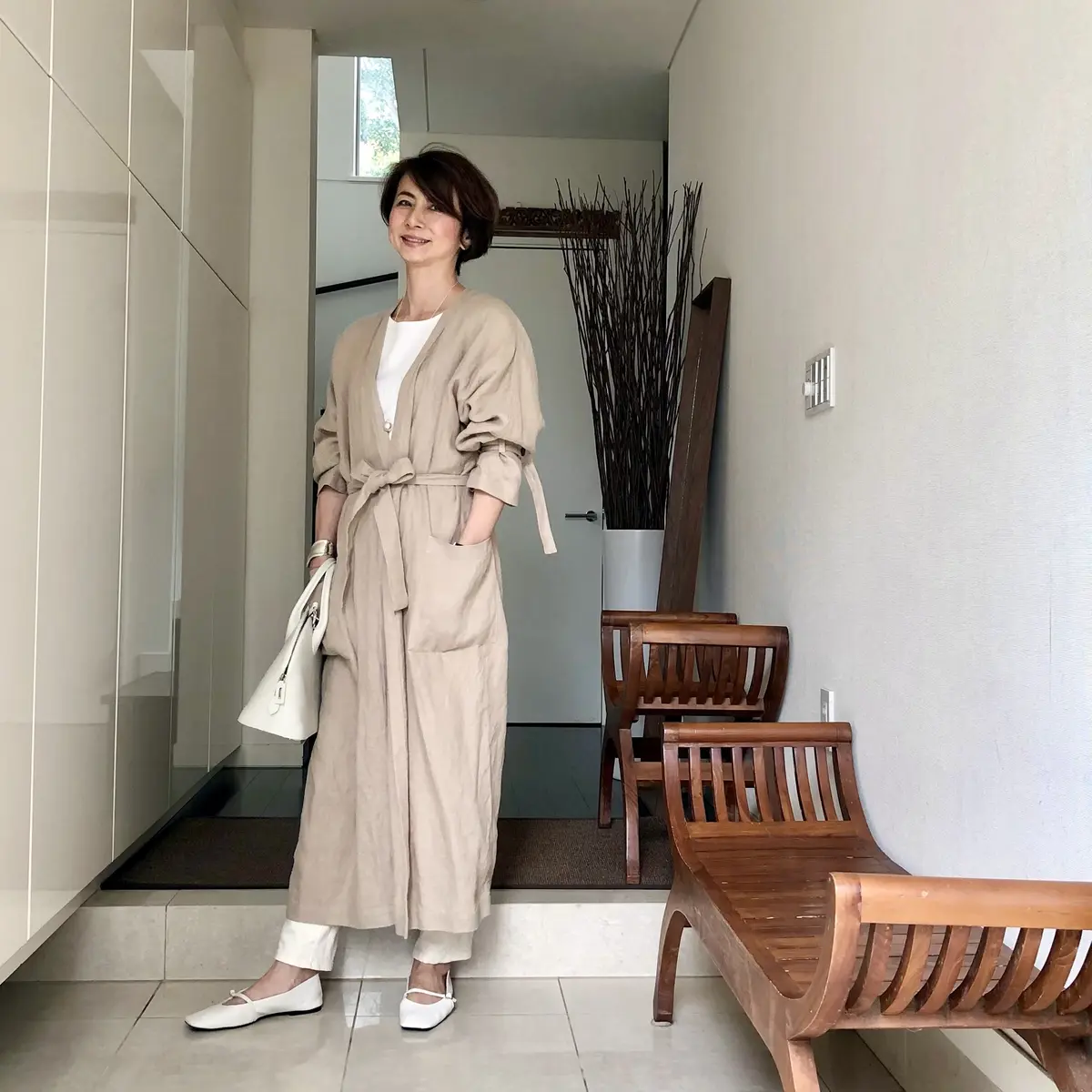 ホワイトデニム と リネンコートの画像_5