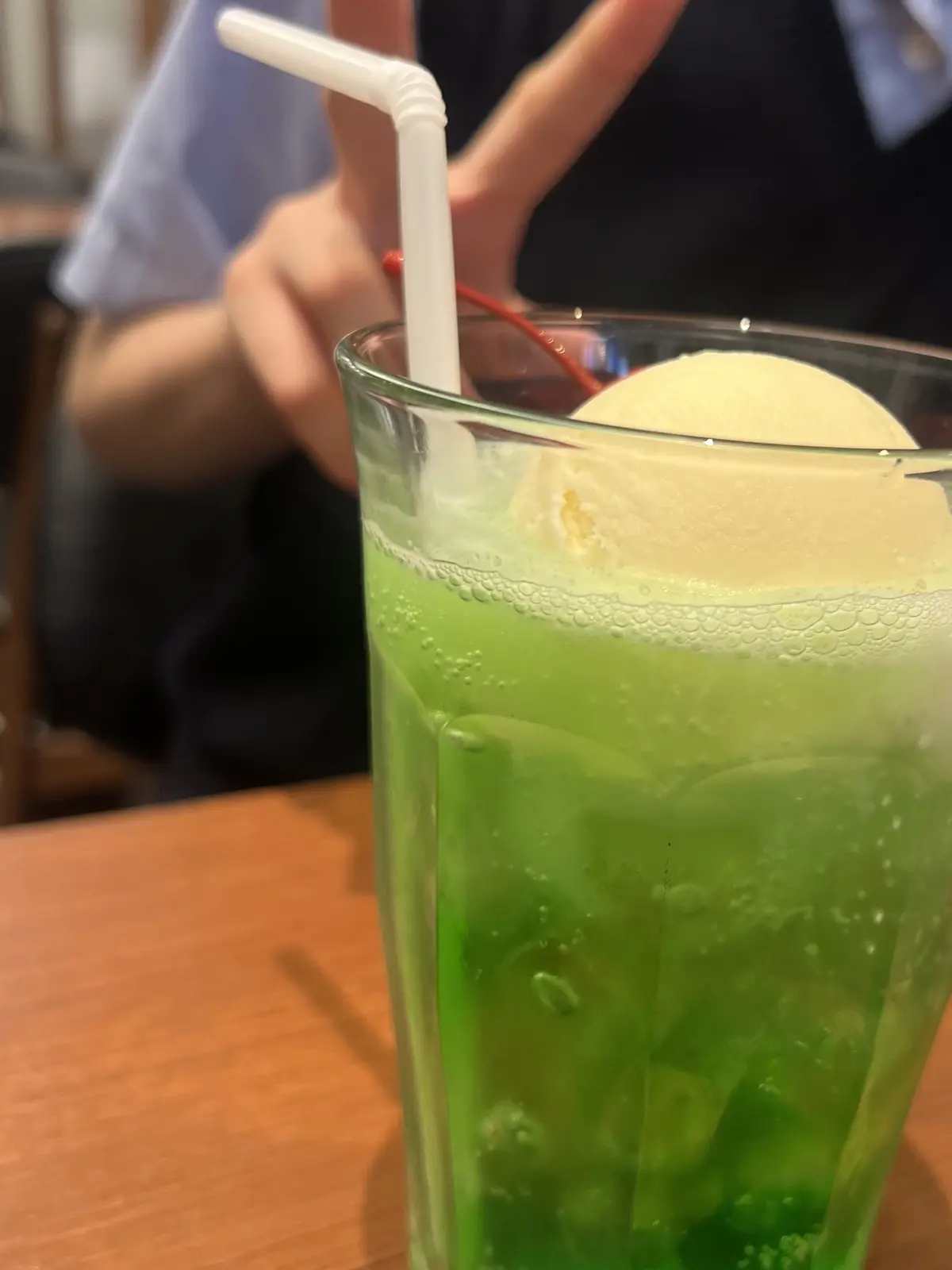 帰宅中に喉が渇いてカフェに入り飲んだメロンソーダ！