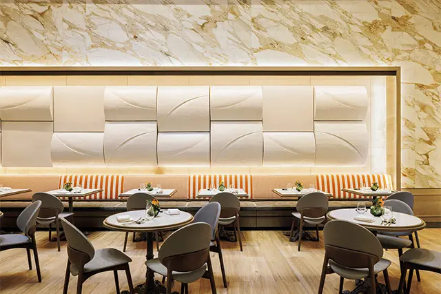 季節の食材を用いてヨーロ ッパ伝統の焼き菓子や生菓 子などを提供する「ジャヌ パティスリー」。チョコレー トやパフェに、ヴィーガン やグルテンフリーがあるの も特徴だ。噂のケーキは、 サンスクリット語で薔薇を 意味する「タルニー」。