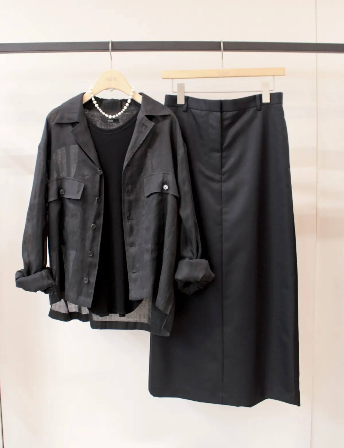 イレーヴ　黒シアーシャツにタイトスカートのスタイリング