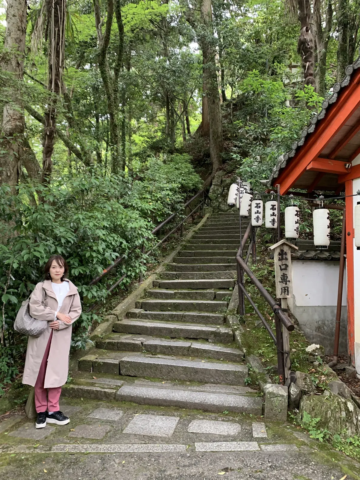 石山寺の境内で写真を撮る女性