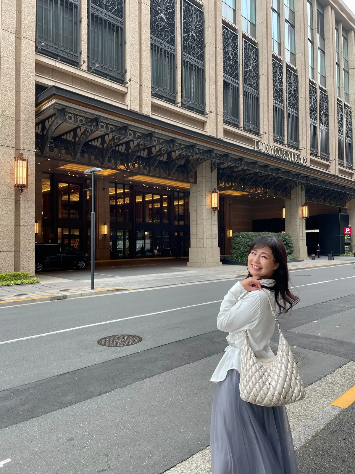 東京會舘、本舘、東京會舘本舘、外観、入り口、ブラウス、シャツブラウス、レースブラウス、レーストップス、レース、トップス、お花、生花、白、ピンク、白ブラウス、ロングヘア、blouse、シーイン、シーン、SHEIN 、スカート、skirt、éclat premium 、shoes、JELLY BEANS 、バッグ、bag、MICHEL KLEIN 、ベルト、ネックレス、belt、vis 、ペンダント、necklace、Jusail、ジュゼール、パンプス。シルバーパンプス、シルバー、グレー、ライトグレー、春服、春コーデ、春服コーデ