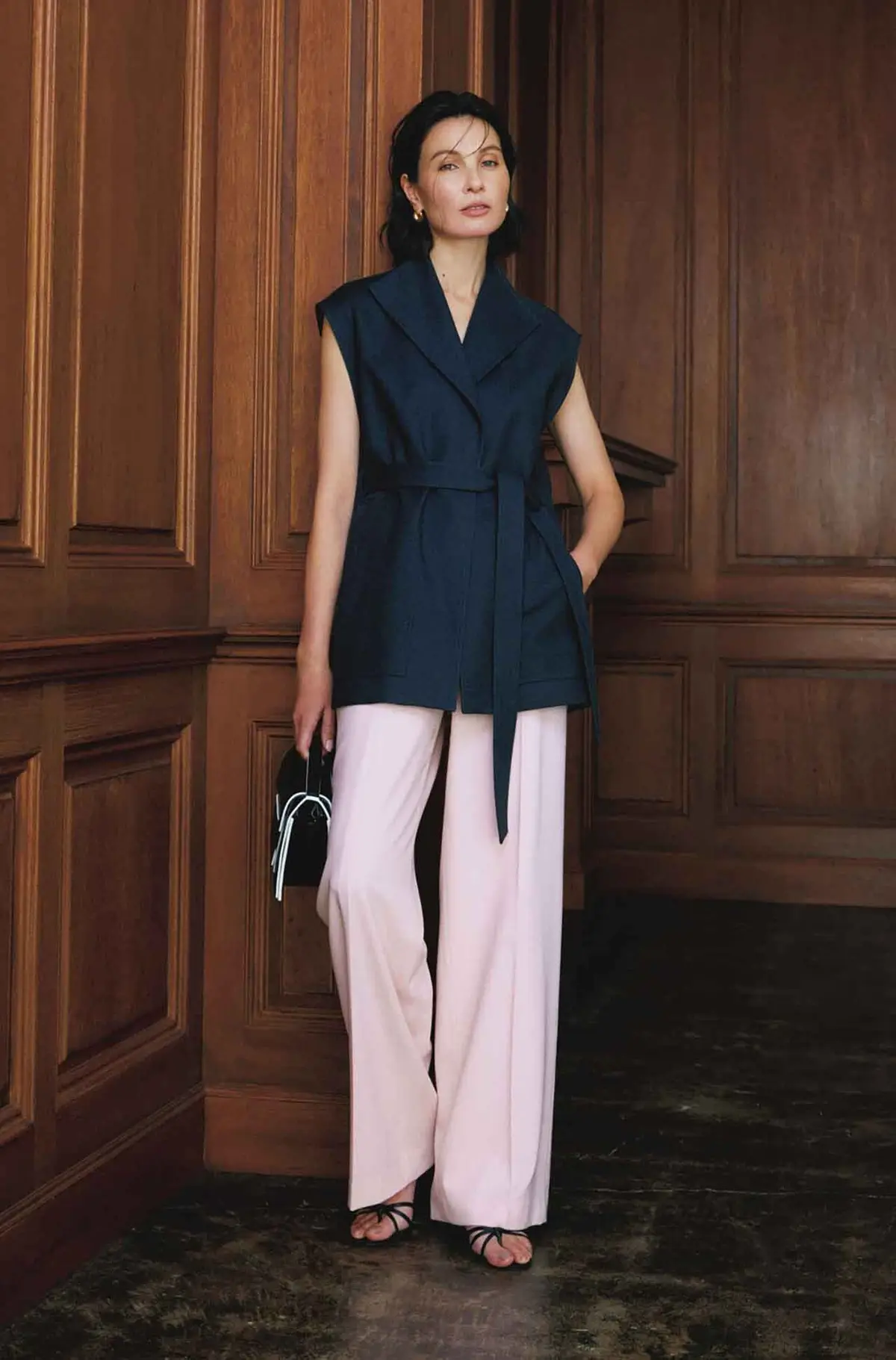 二の腕をすっきり見せる オーバーショルダーのベスト。 ウエストを絞ってメリハリよく