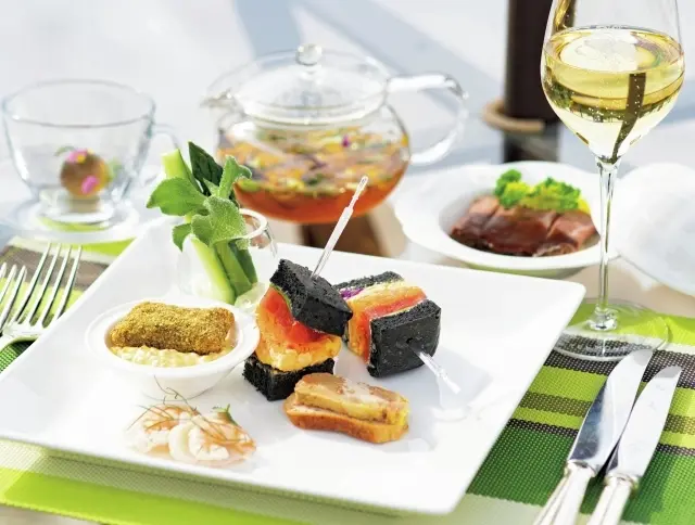 「オードブルプレート」には「帆立貝と小海老のマリネ」「フォアグラテリーヌ」「真鯛の香草パン粉揚げ」など本格的な料理が並ぶ