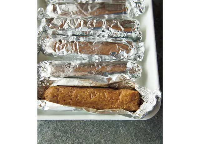 肉だねは前日に作ってもOK。アルミホイルごと冷蔵庫で保存して当日焼く