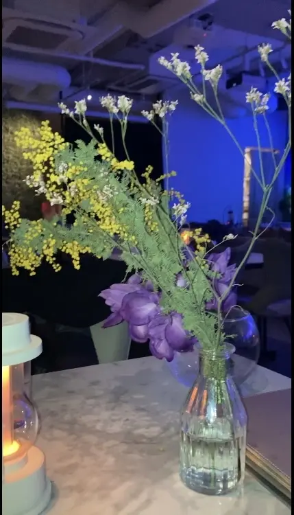 お通しにお花。ミモザとアスチルベをチョイス。