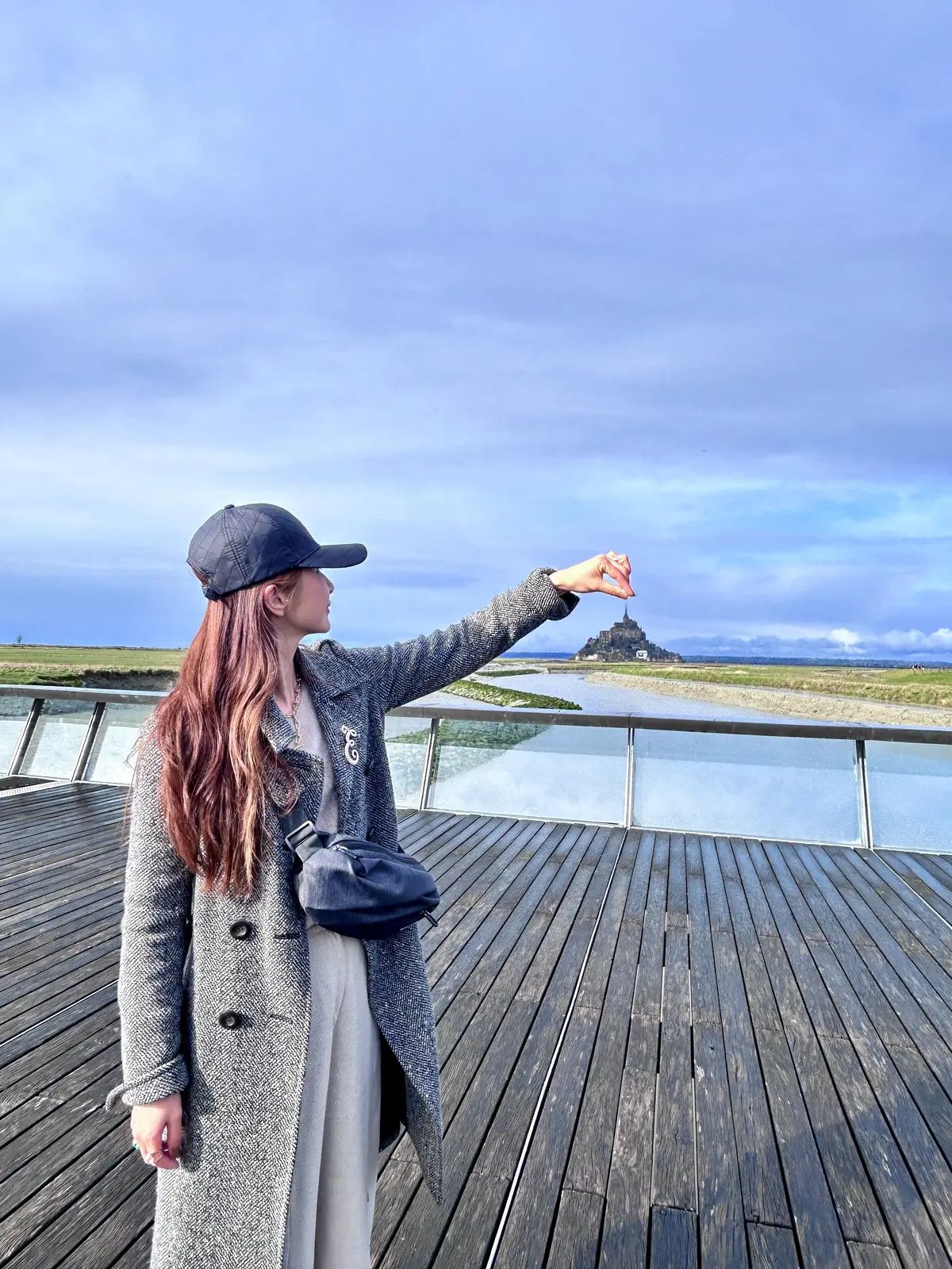 モンサンミッシェルを摘んでいるかのように撮った写真