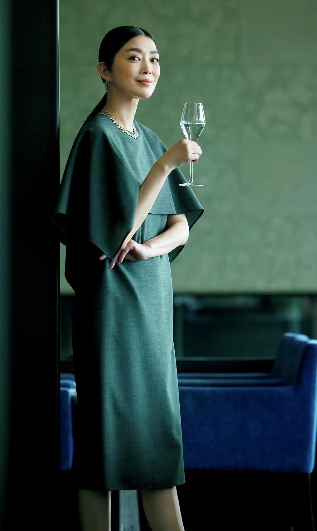 ゆったりとしたドレープケープで所作まで美しく