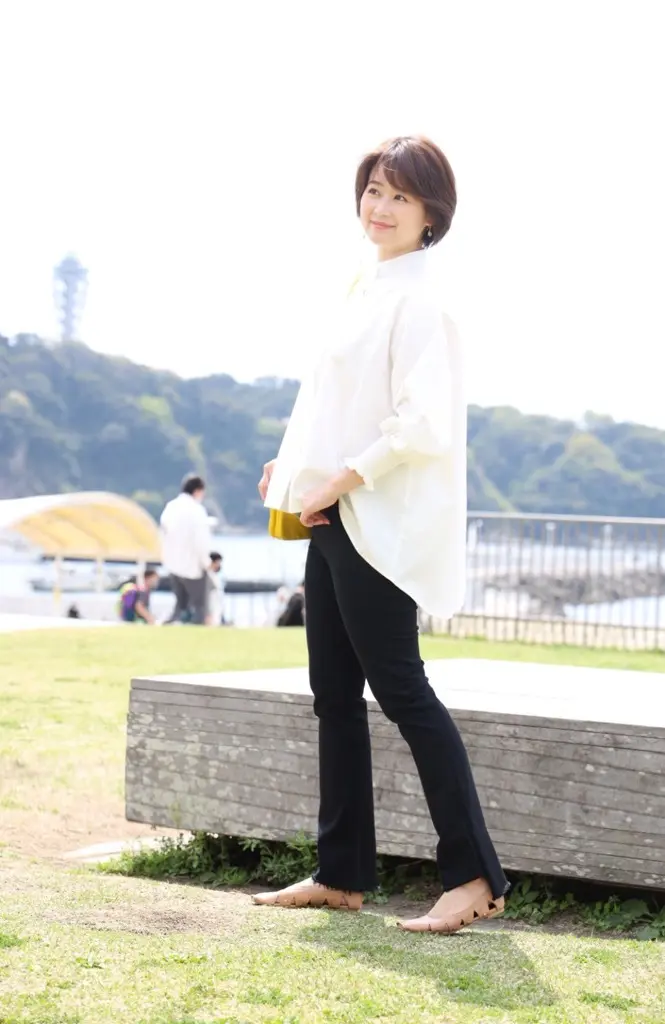 今年らしさ満点！バンドカラーの白シャツはの画像_1